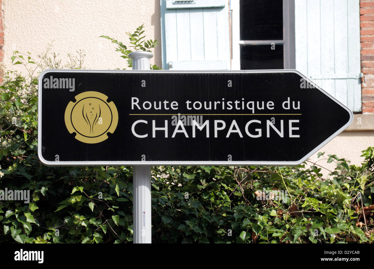 'Une route touristique de Champagne' ('route touristique du Champagne') signe, dans Sermiers, Champagne-Ardenne, France. Banque D'Images
