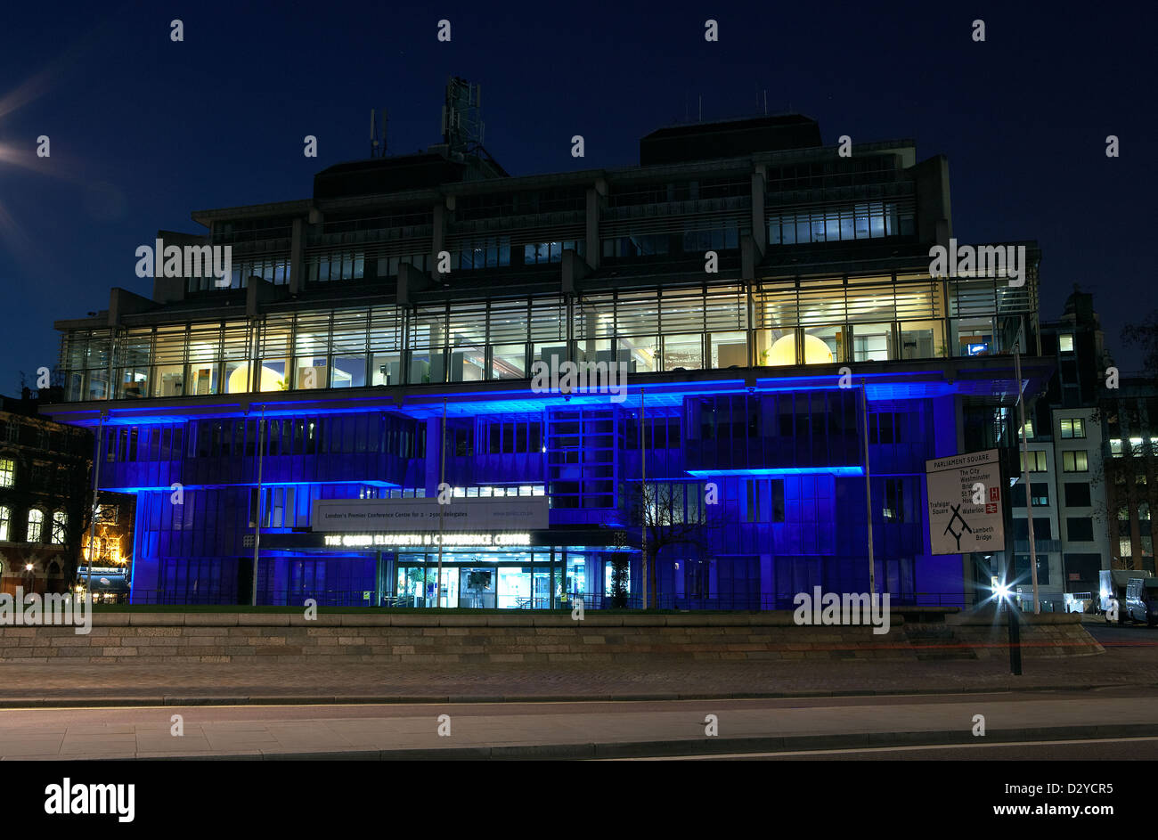 Londres, Royaume-Uni, l'éclairage d'Queen Elizabeth II Conference Centre de nuit Banque D'Images