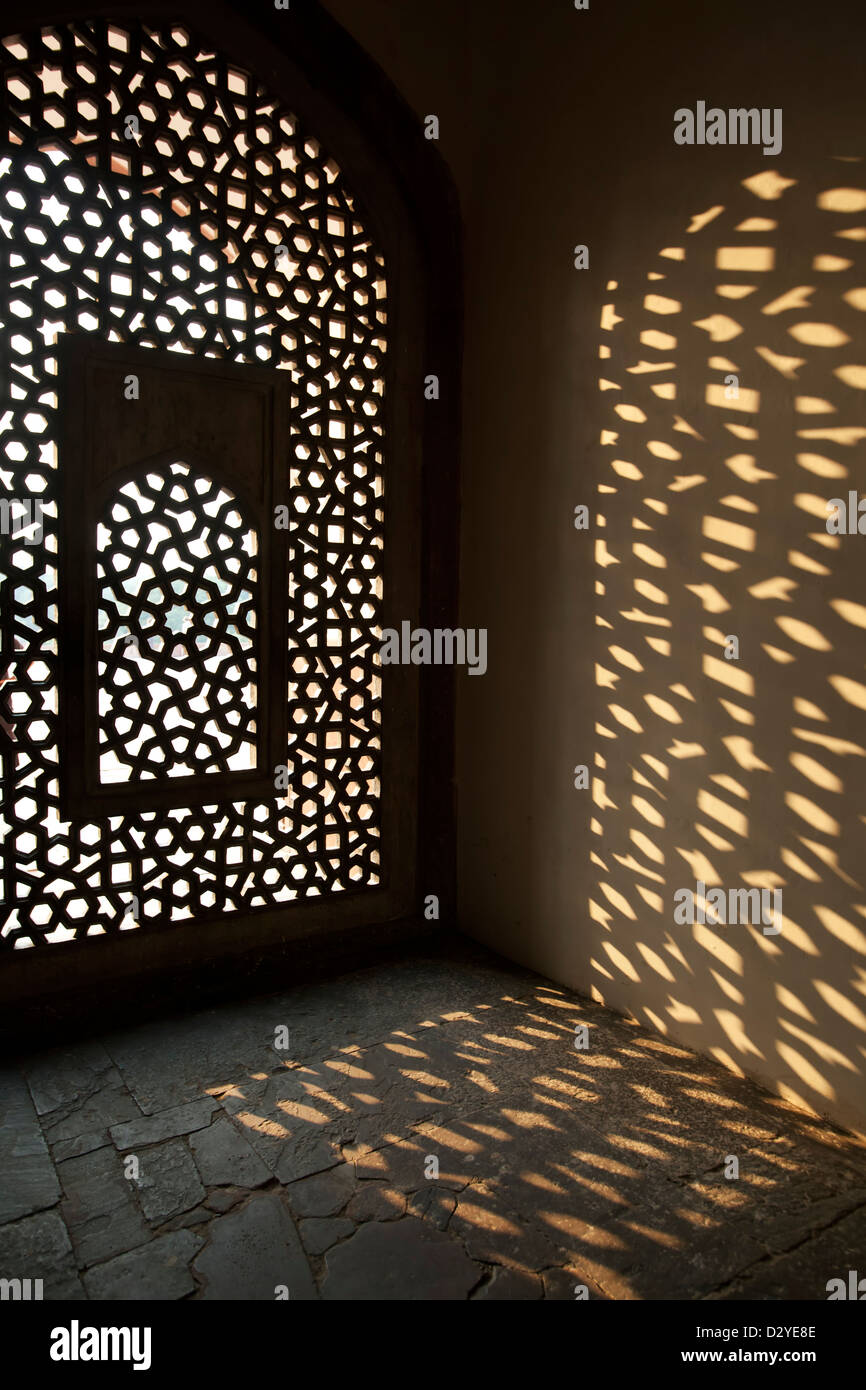 Fenêtre et ombres, Tombe de Humayun, Delhi, Inde Banque D'Images