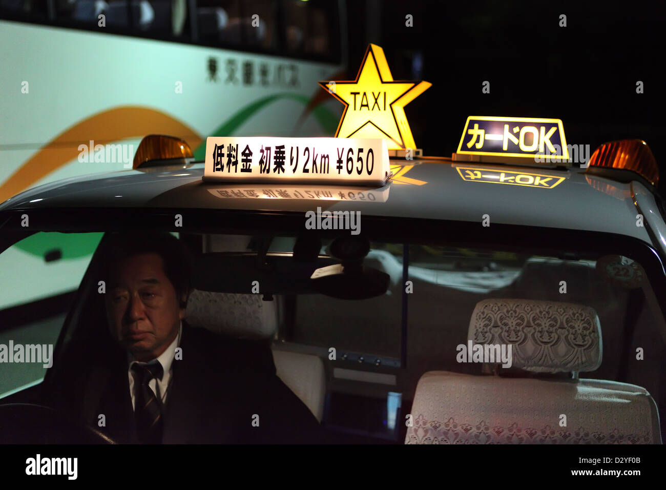 Tokyo, Japon, les chauffeurs de taxi en attente de clients Banque D'Images