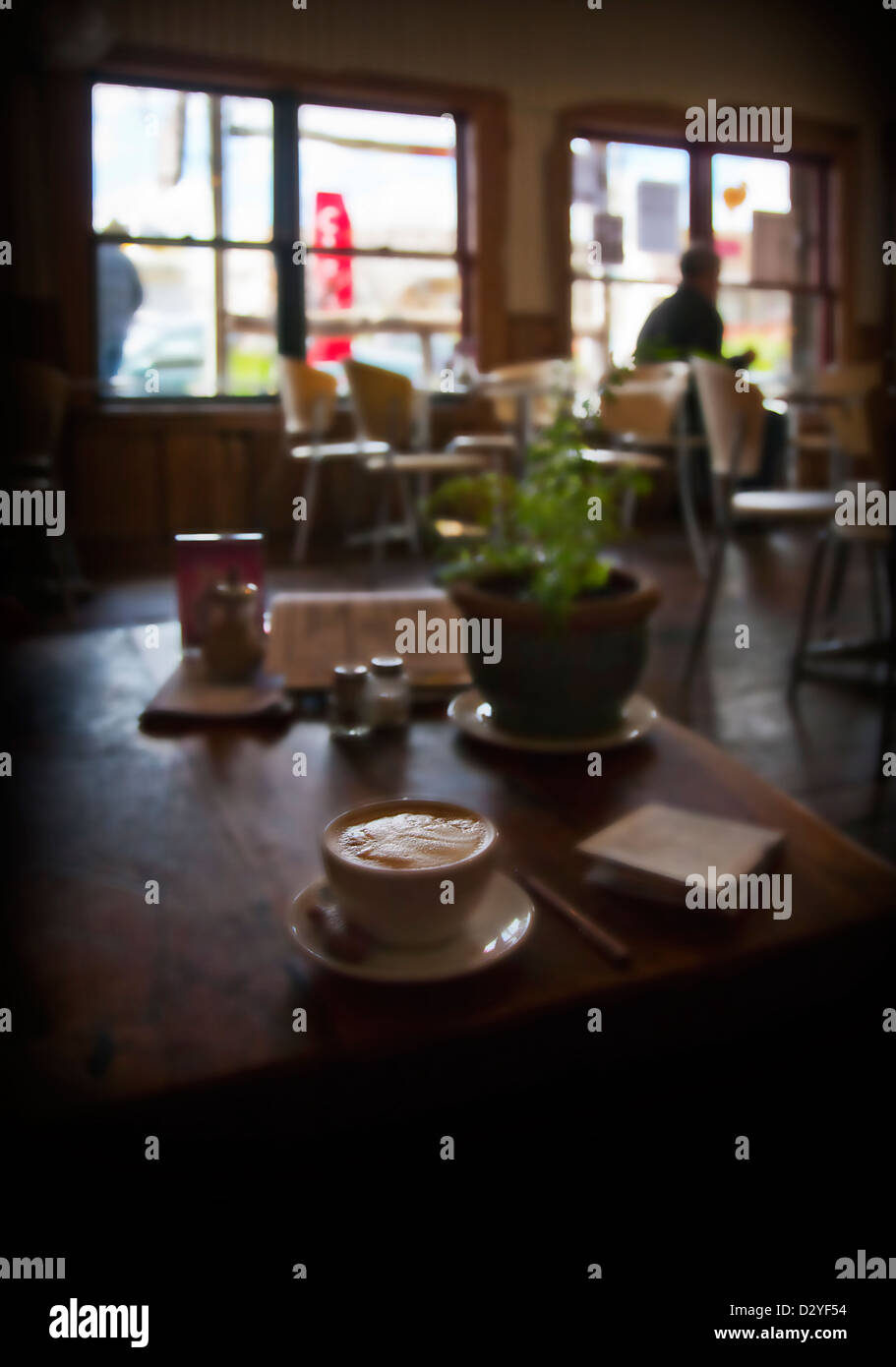 Une tasse de café latte avec motif fougère traditionnel dans la mousse, sur une table en bois rustique. Cafe à Île du Nord, Nouvelle-Zélande Banque D'Images