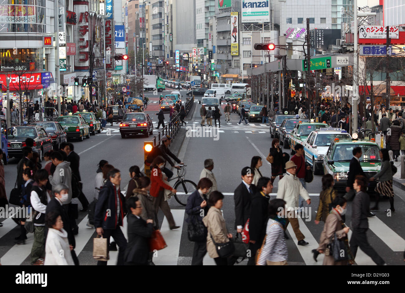 Tokyo, Japon, les piétons traverser une rue dans le quartier de Shinjuku Banque D'Images