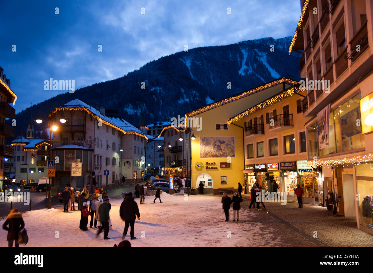 Superbe vue de la nuit de Sotegrava Square, centre-ville de Moena, Dolomiti, Trentin-Haut-Adige, Italie, Europe Banque D'Images