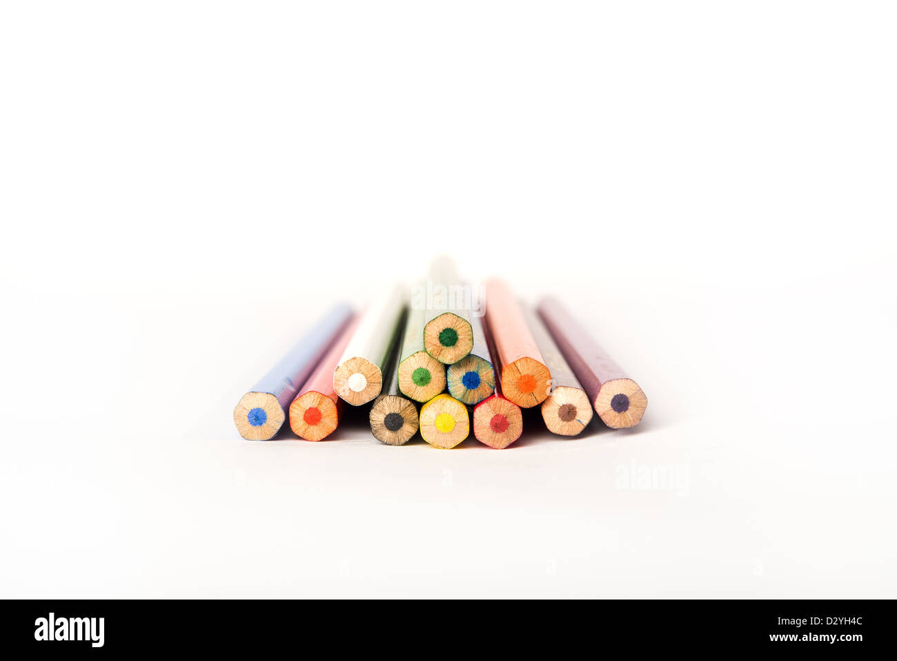 Crayons crayon en bois pile sur fond blanc, Close up image. Banque D'Images