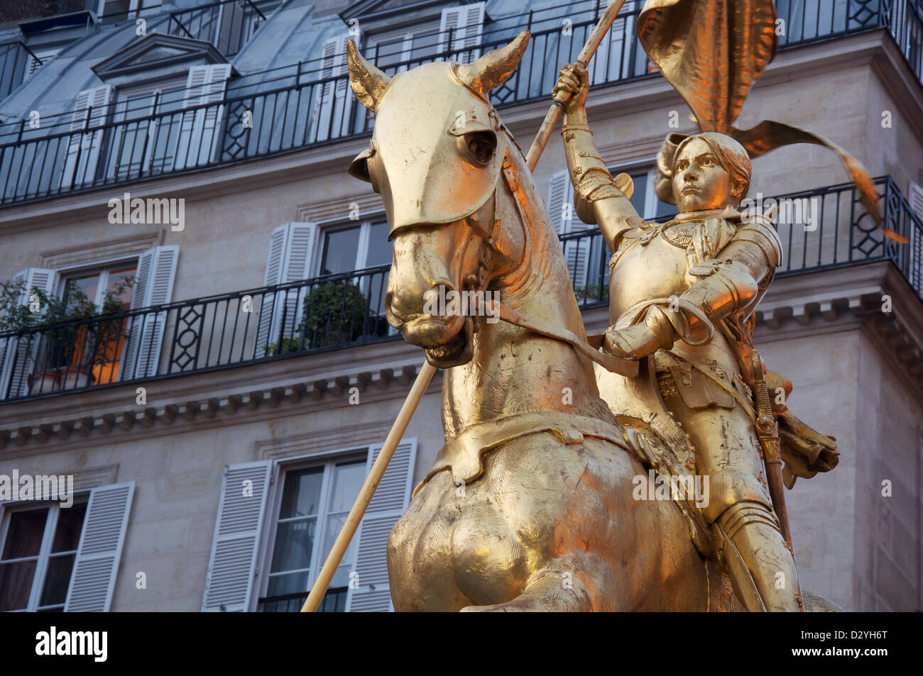 Jeanne d'Arc. Doré une statue équestre de Jeanne d'Arc par Emmanuel Frémiet. Il se trouve à un carrefour animé de la rue de Rivoli à Paris. La France. Banque D'Images