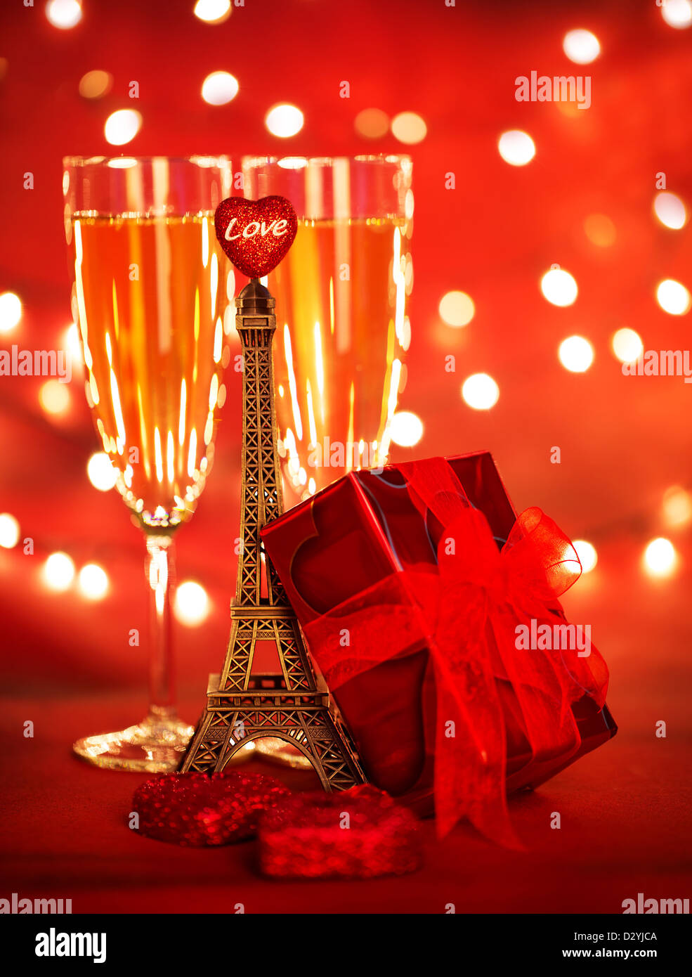 Photo de deux verre à champagne avec boîte cadeau rouge et la tour Eiffel, lune de miel, vacances date romantique, Saint Valentin Banque D'Images