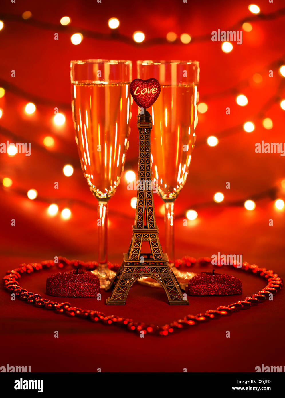 Image de verre avec deux boissons romantique, petit tour eiffel avec des bougies en forme de cœur décoré de perles et de table romantique Banque D'Images