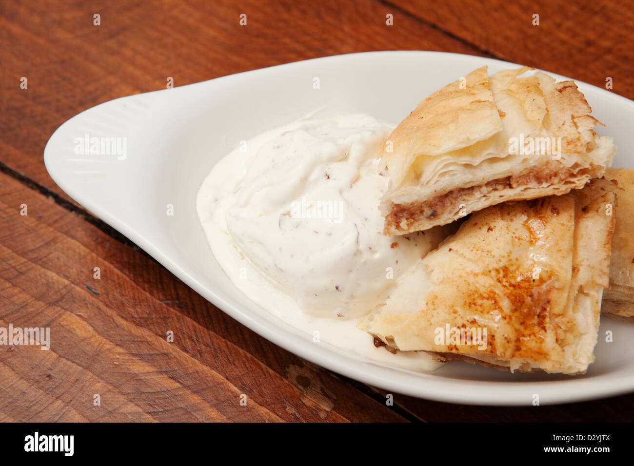 Plat de Baklava Servi avec crème glacée à la pistache Banque D'Images