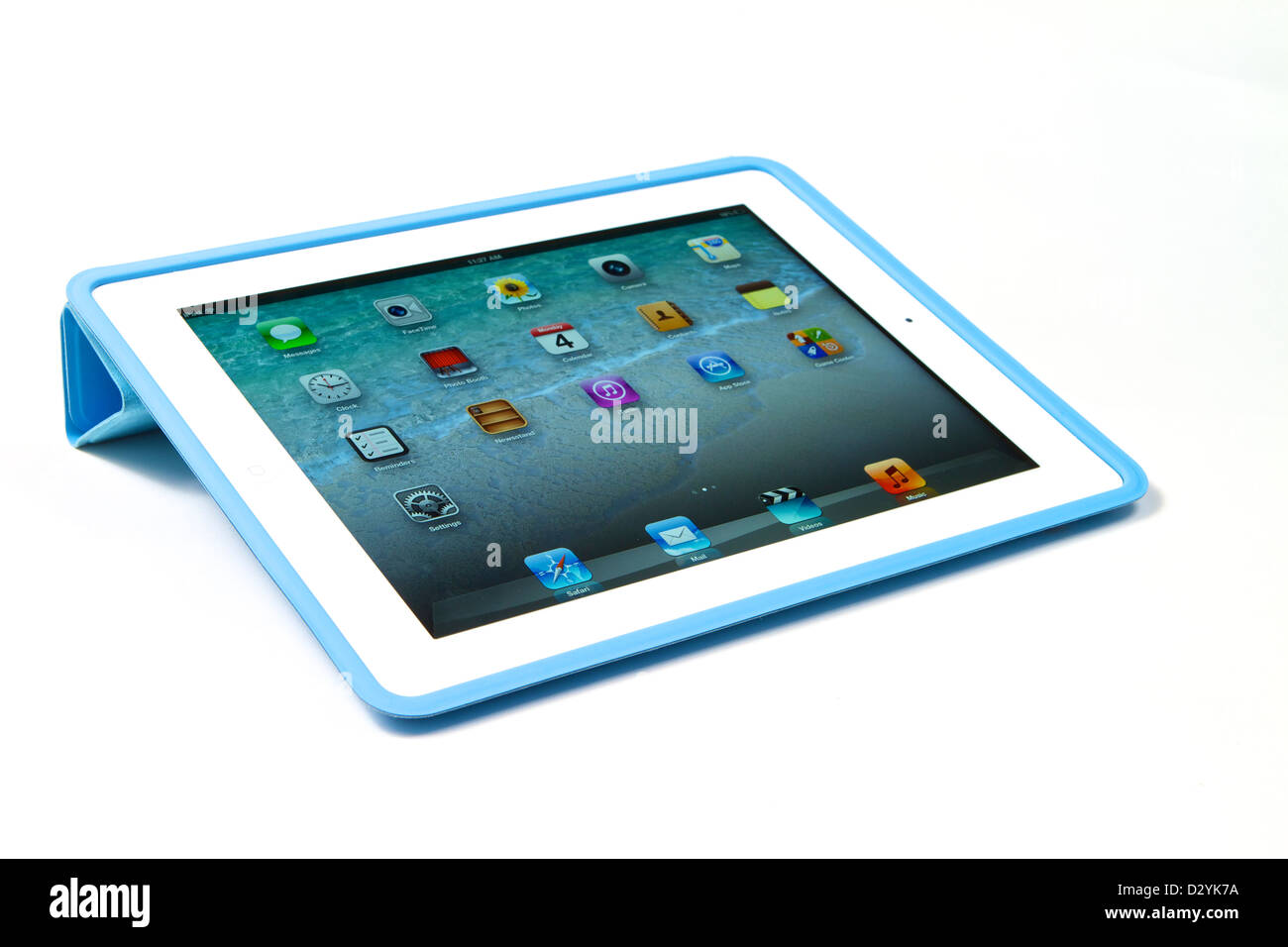 L'Ipad 3 avec écran retina dans un étui bleu sur fond blanc Banque D'Images