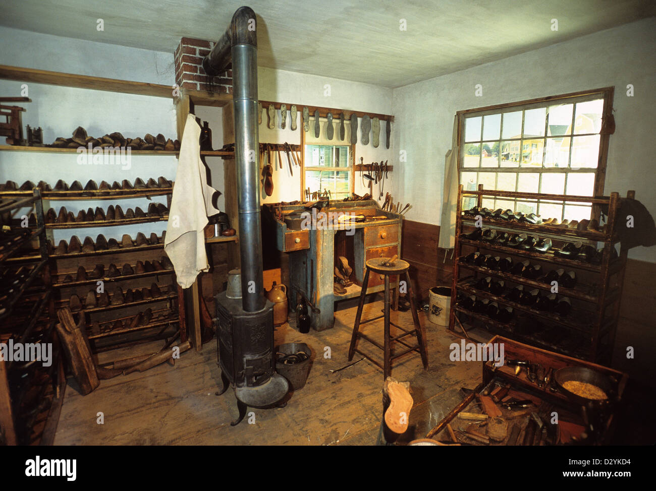 Elk282-1034 Maine, Augusta, Maine State Museum, Cobbler's shop diorama Banque D'Images