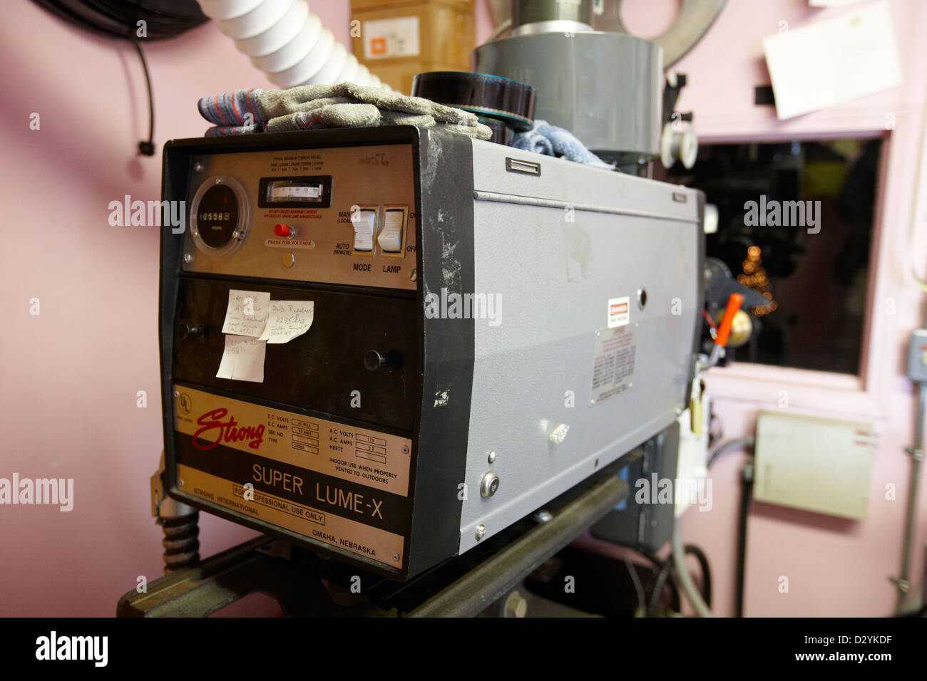 Super lume-x projecteur de films dans l'agrandisseur ancien cinéma salle de projection Biggar en Saskatchewan Canada Banque D'Images