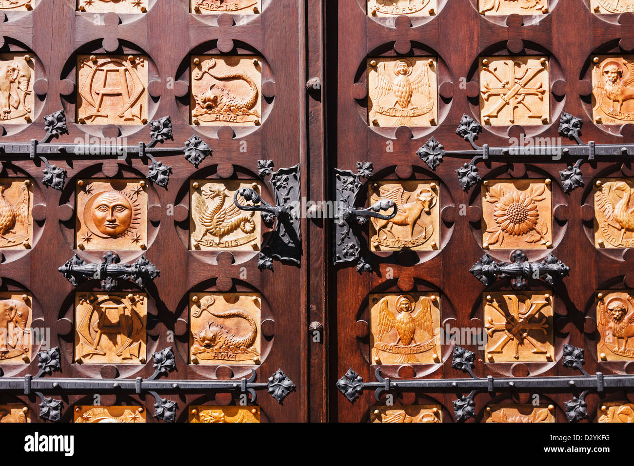 Éléments classiques et 4 représentations évangélistes aux portes de l'abbaye de Saint Thomas Banque D'Images