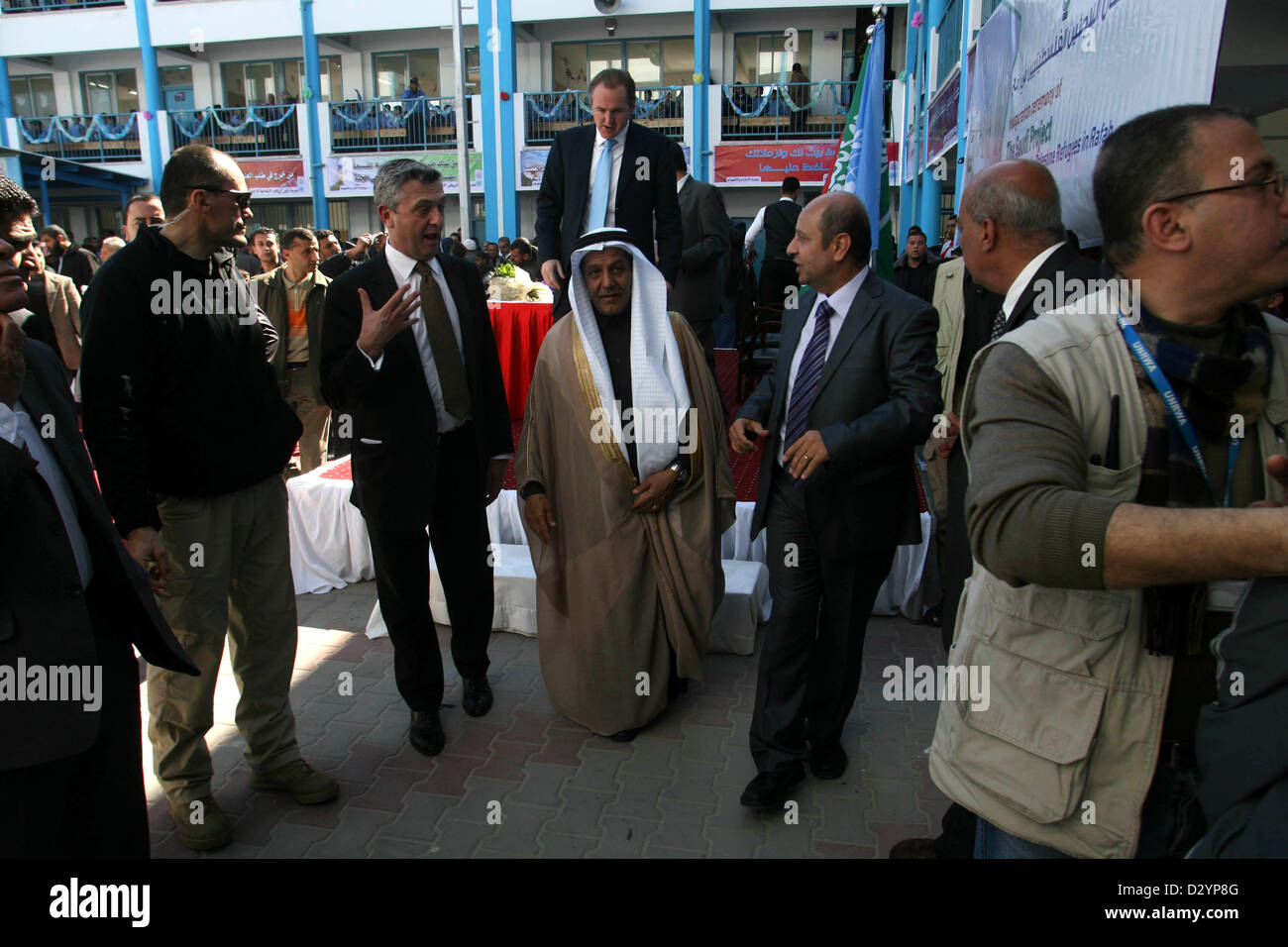 Feb 04, 2013 - Rafah, bande de Gaza, Cisjordanie - Vice-président le Fonds saoudien pour le développement YOUSEF AL-BASSAM (C) et Commissaire général de l'Office de secours et de travaux des Nations Unies pour les réfugiés de Palestine l'UNRWA PHILIPPE GRANDE (L) ouvrir le nouveau projet d'habitation pour les familles de réfugiés dont les maisons ont été détruites par Israël à Rafah. Le nouveau complexe financé par l'Arabie saoudite offrent un abri aux réfugiés qui sont sans abri par le conflit qui fait rage depuis 2003 dans 752 unités de logement. (Crédit Image : © Eyad Al/apaimages ZUMAPRESS.com)/Baba Banque D'Images