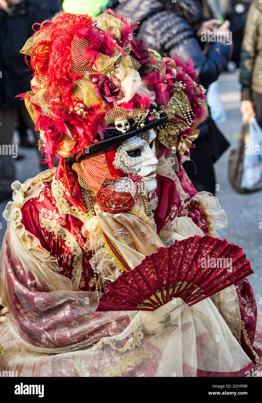 Un couple portant des masques traditionnels et costumes de réaliser une scène d'amour à San Marco Square pendant le Carnaval de Venise jours. Banque D'Images