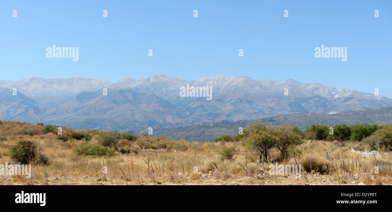 Aptera. La Crète. La Grèce. Vue panoramique sur les montagnes Blanches (Lefka Ori) qui domine l'ouest de la Crète. Banque D'Images