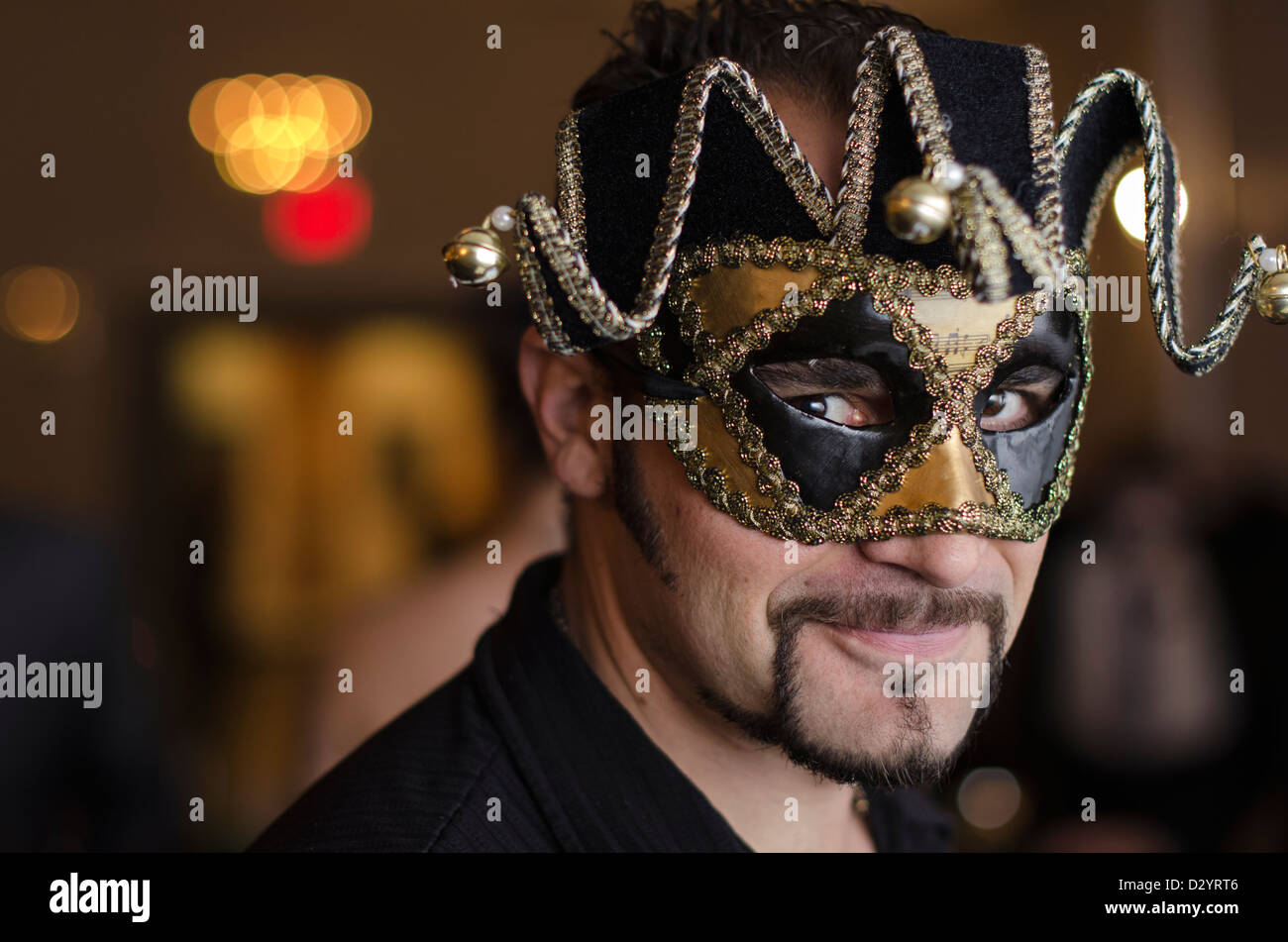 Un homme portant un masque de bal masqué Photo Stock - Alamy