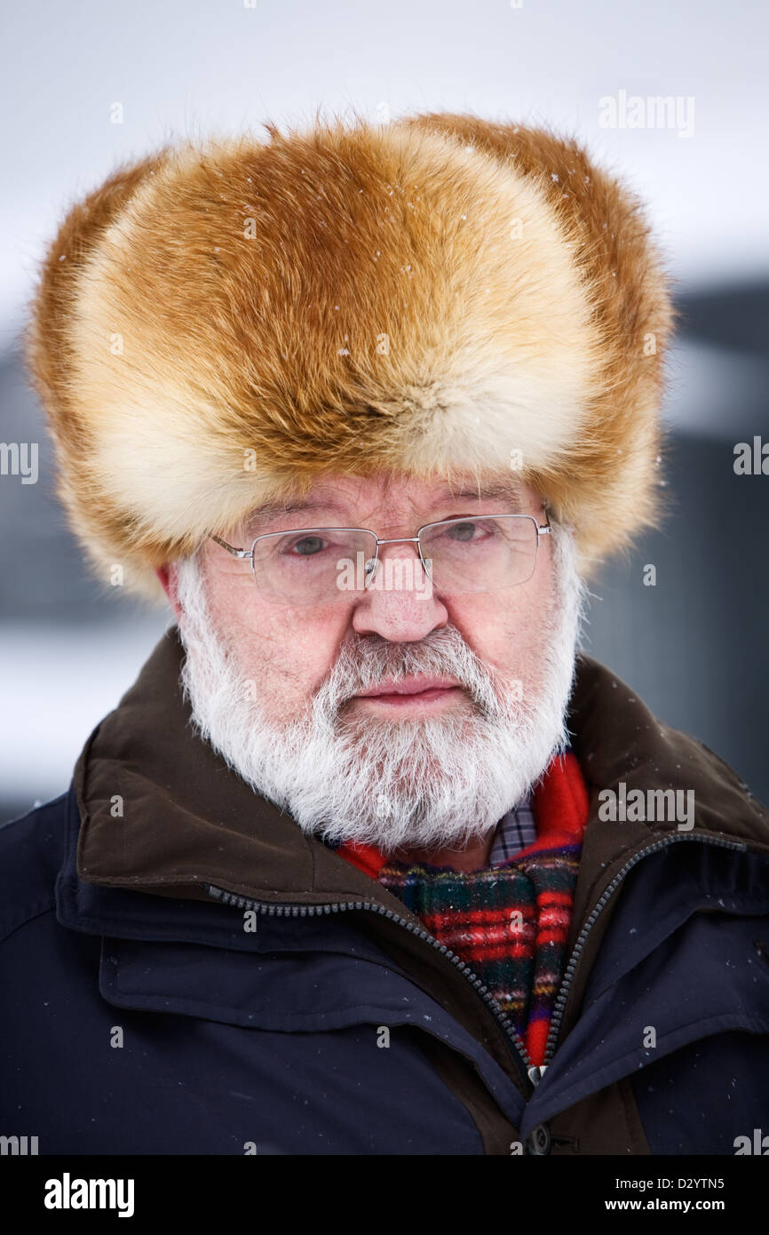 Portrait of serious man in fur hat Banque D'Images