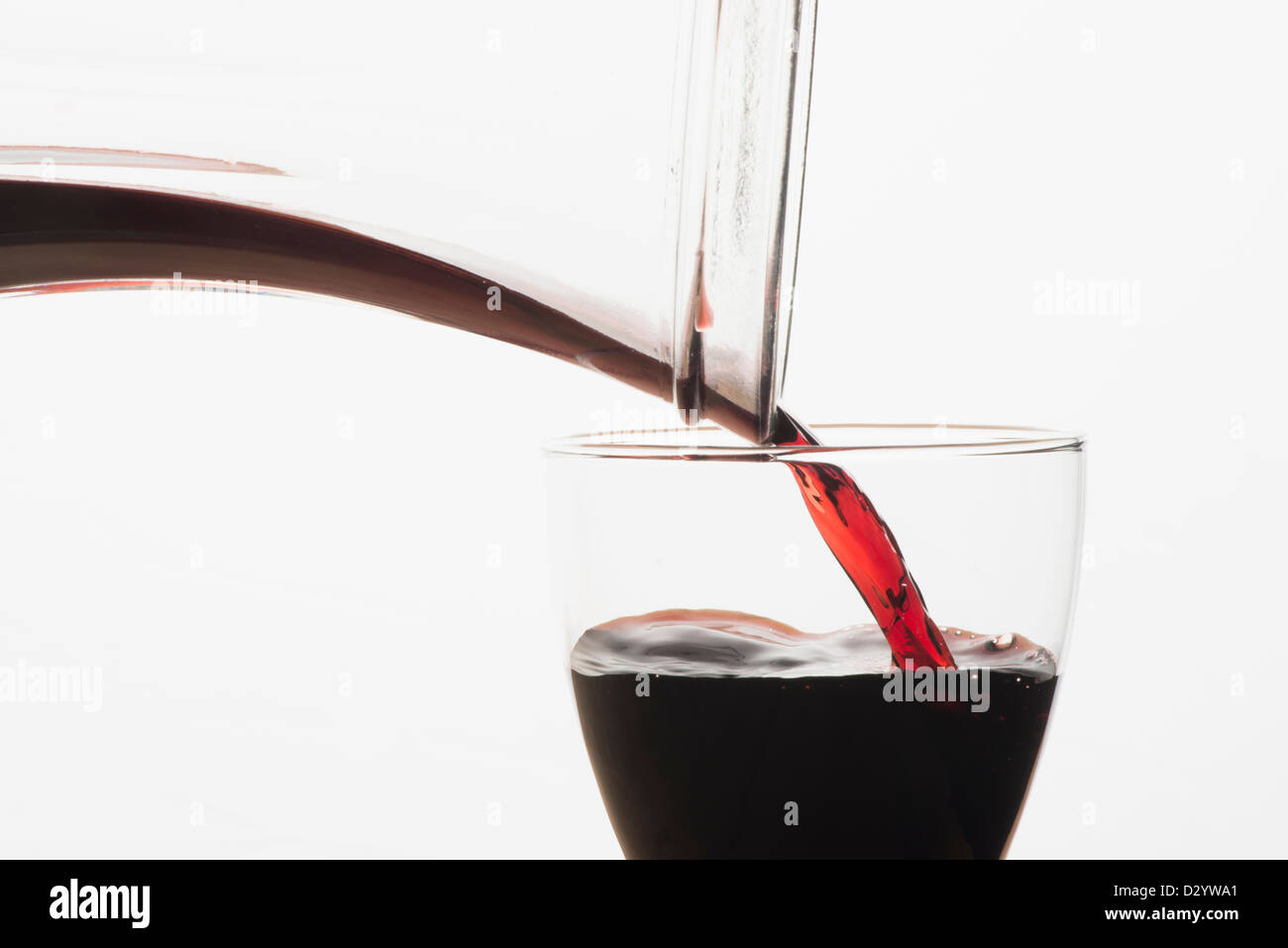 Un verre de vin rouge d'être rempli d'une carafe Banque D'Images