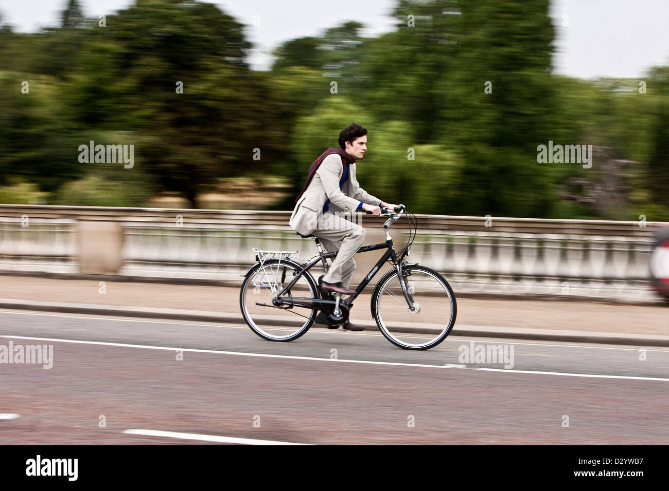 La vitesse, l'homme sur le vélo électrique, London, UK Banque D'Images