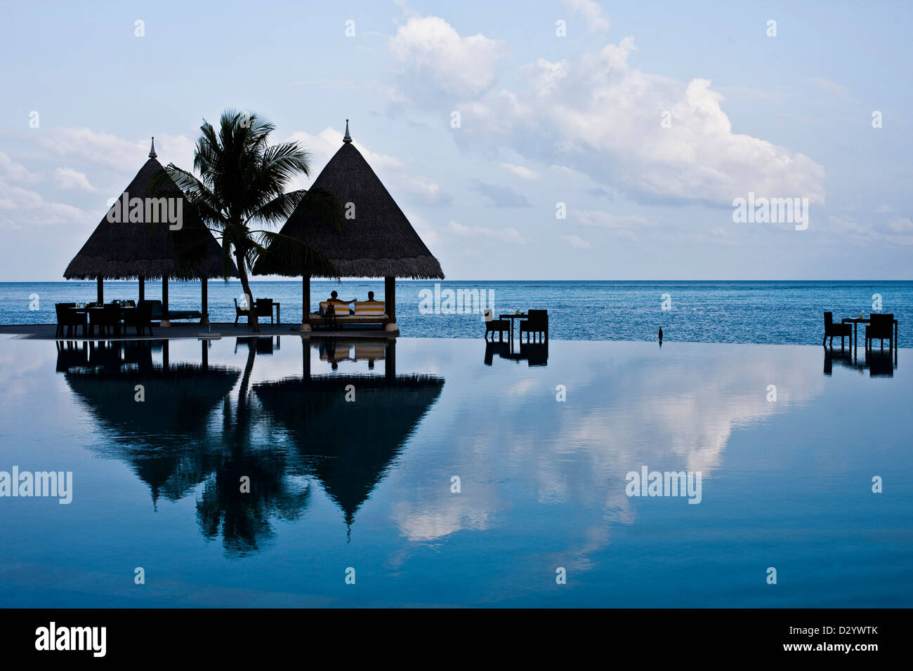 Piscine à débordement et vue mer avec parasols, Kuda Hara, Maldives Banque D'Images Piscine à débordement et vue mer avec parasols, Kuda Hara, Maldives Banque D'Images