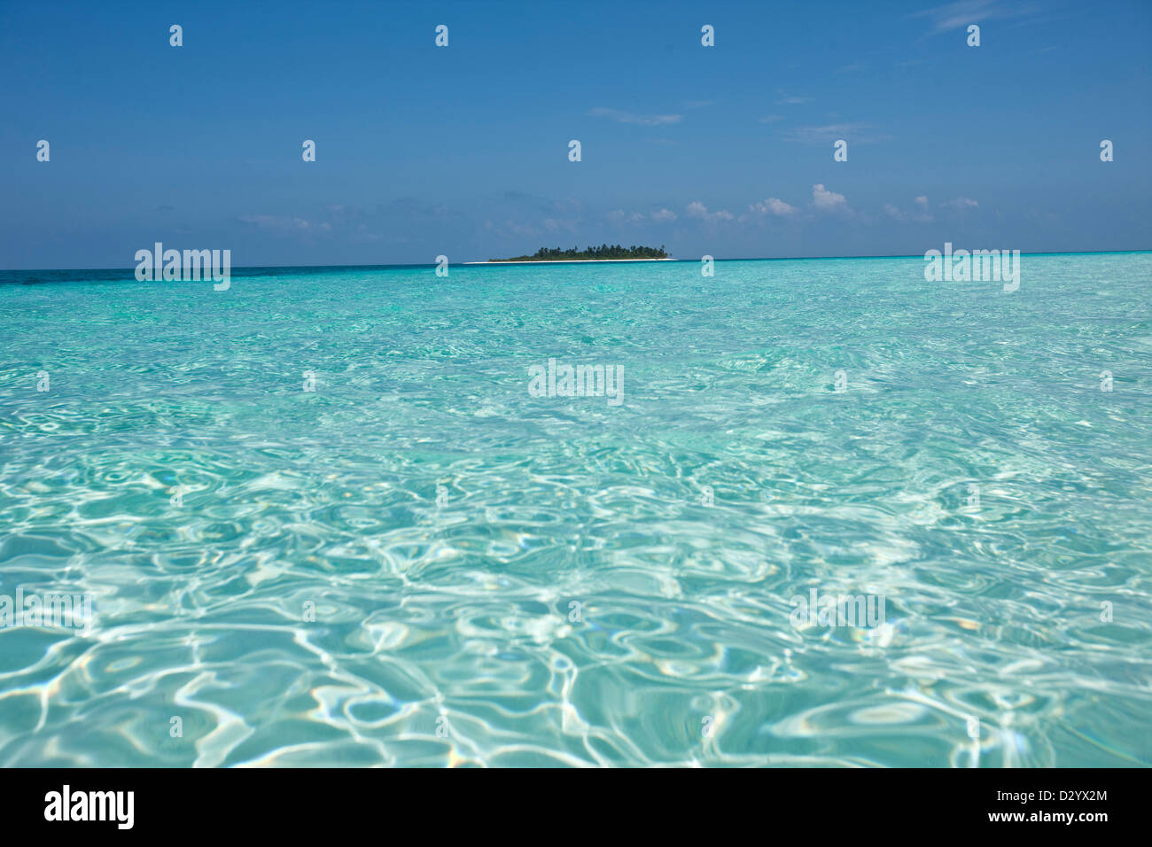 L'île du désert et de l'eau de la réfraction, Maldives Banque D'Images