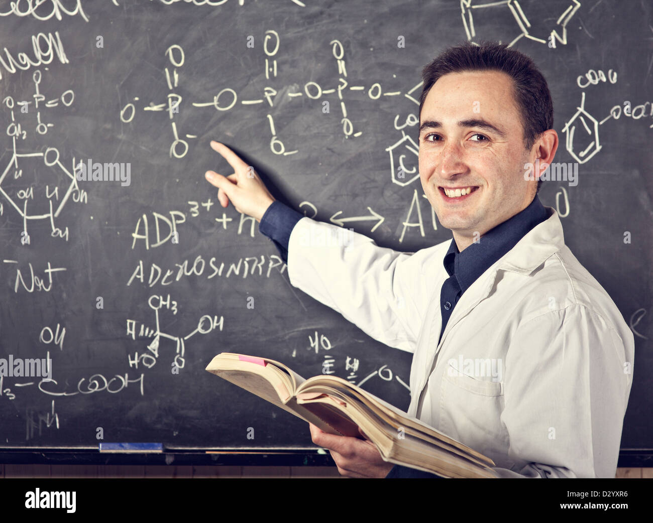 Professeur de chimie et blackboard background Banque D'Images