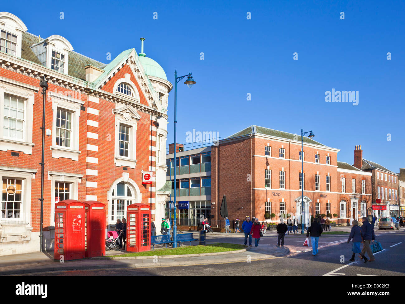 Rouge britannique traditionnel et des cabines téléphoniques à l'extérieur du bureau de poste du centre-ville de Boston Bargate Lincolnshire England UK GB EU Europe Banque D'Images