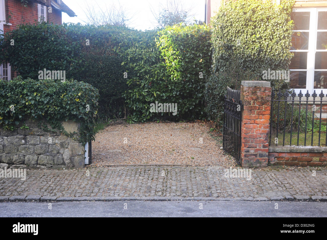 Place de parking vide, de gravier, de stationnement hors rue. Banque D'Images
