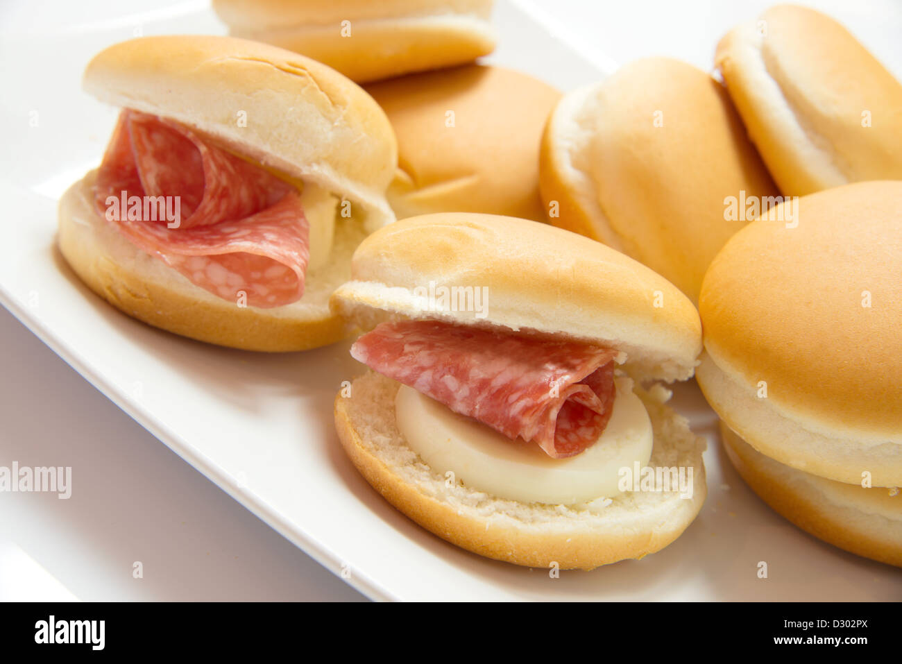Mini snack-pain au salami et fromage Banque D'Images