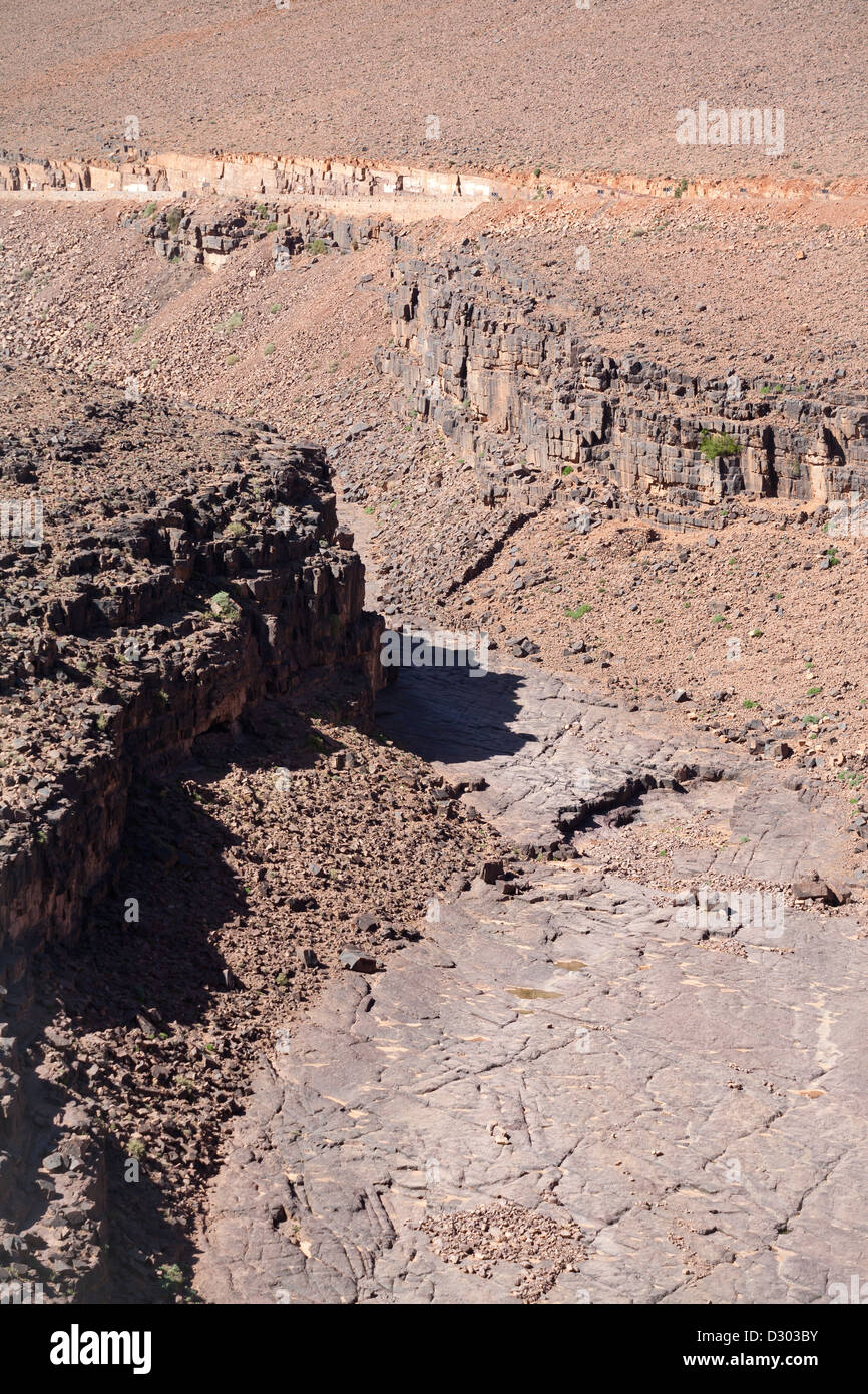 Shot verticale de gorges et canyons sur la route entre Ouarzazate et Marrakech, Maroc, Afrique du Nord Banque D'Images