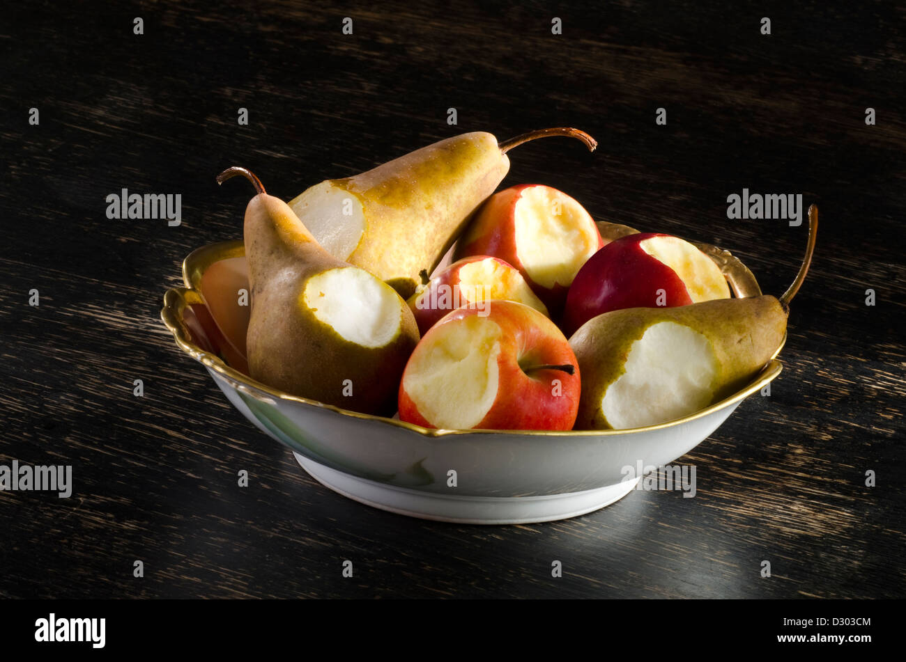 Bol de fruits en les piquant dans les fruits Banque D'Images