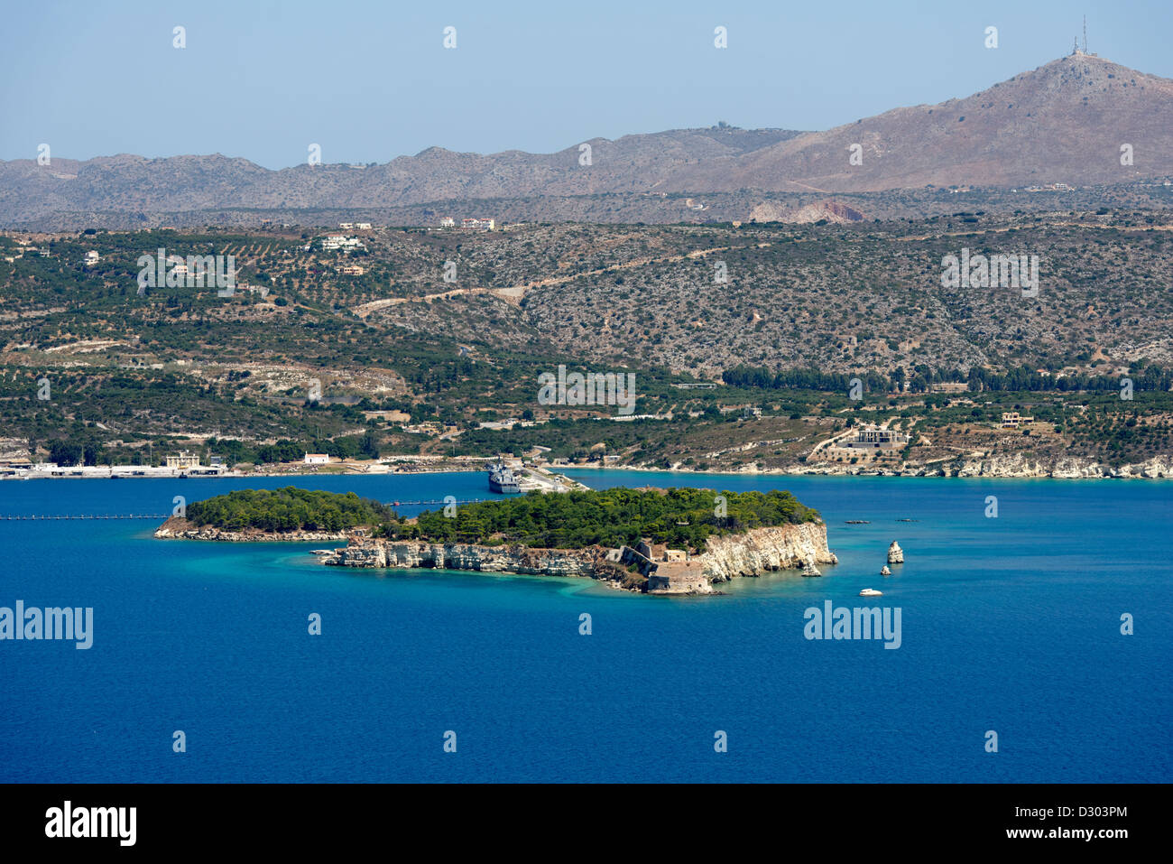 Souda. La Crète. La Grèce. Vue sur la petite île ou un îlot de Souda Souda Bay dans la région de Chania, Crète du Nord-Ouest. Banque D'Images