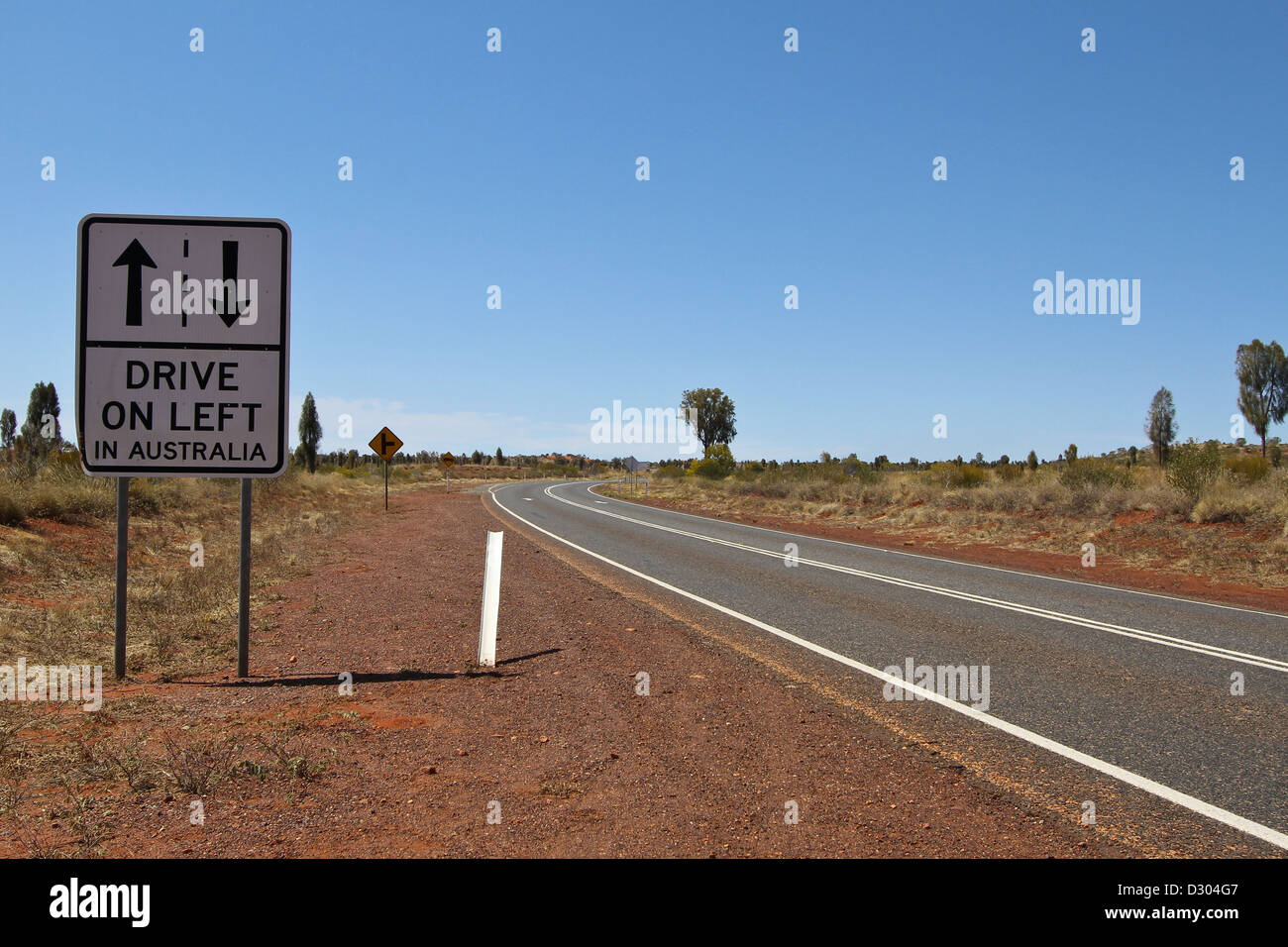 Uluru à Curtain Springs Drive sur la gauche en Australie Sign Banque D'Images