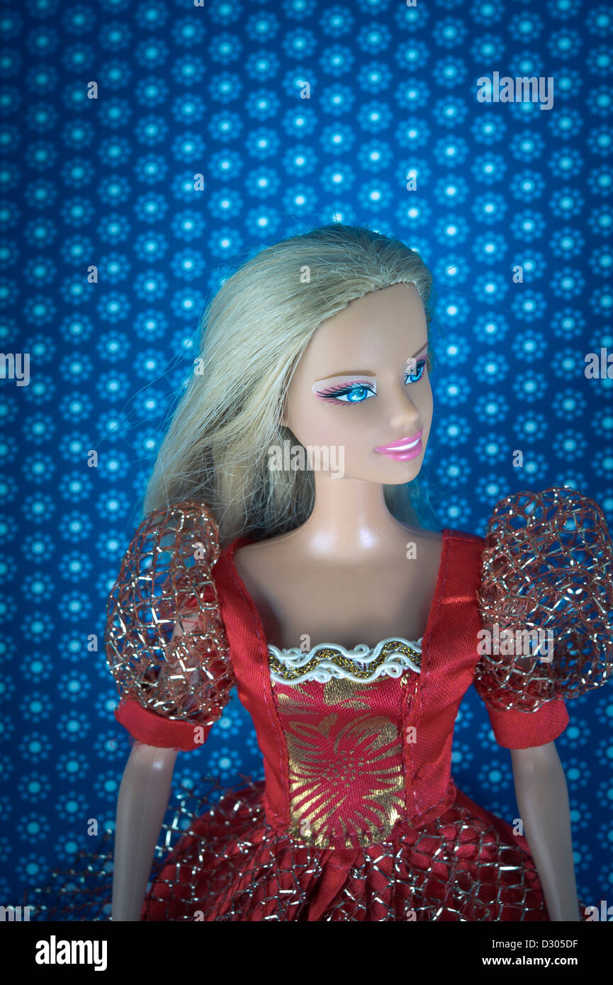 L'épaule et de la tête d'une poupée Barbie en robe rouge Banque D'Images