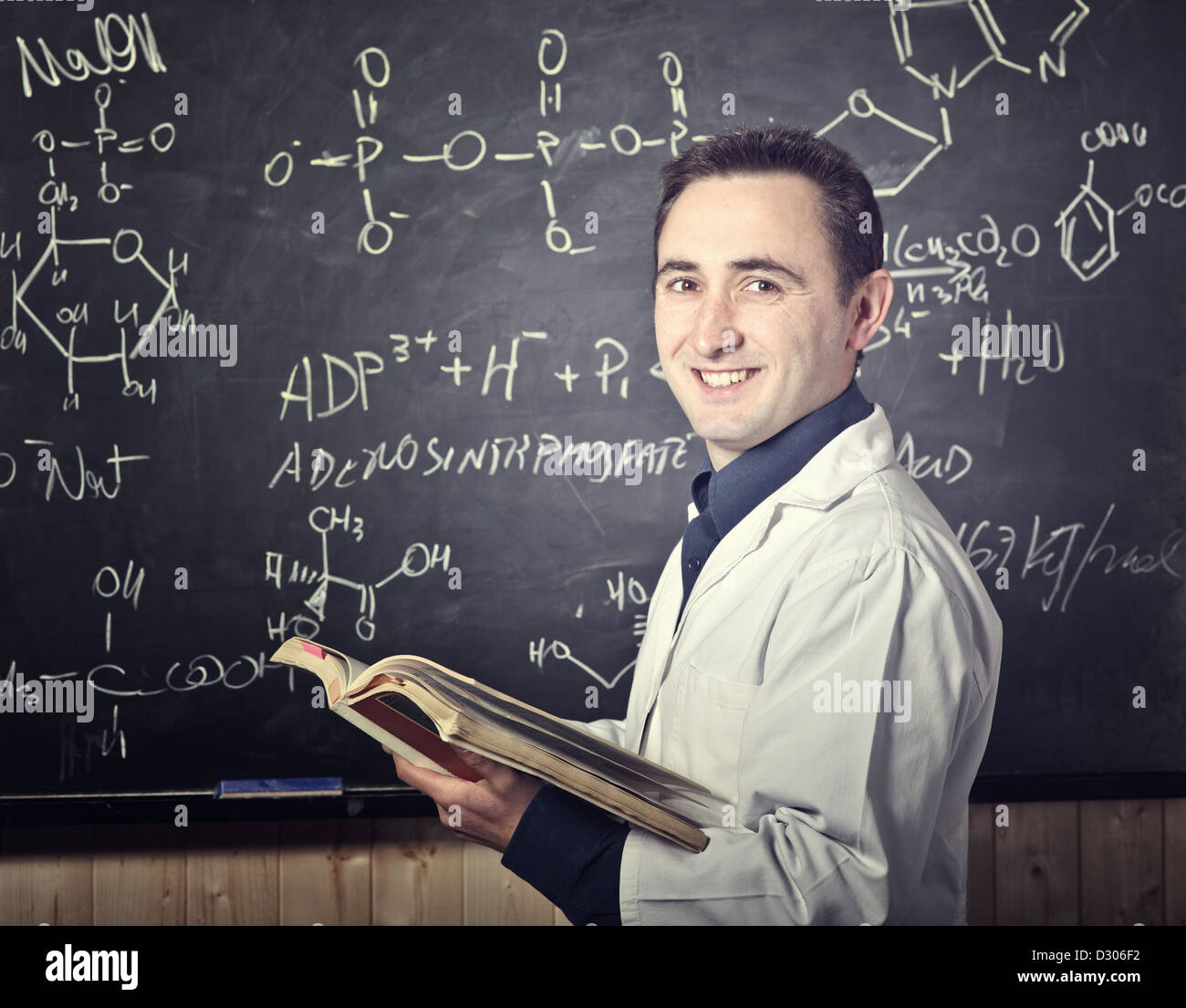 Smiling teacher et blackboard background Banque D'Images Smiling teacher et blackboard background Banque D'Images