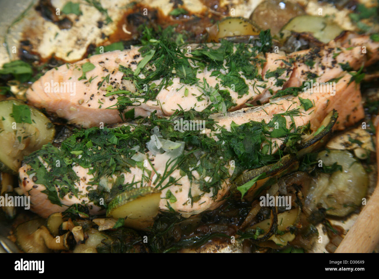 Filets de saumon aux courgettes cuites et les herbes Banque D'Images