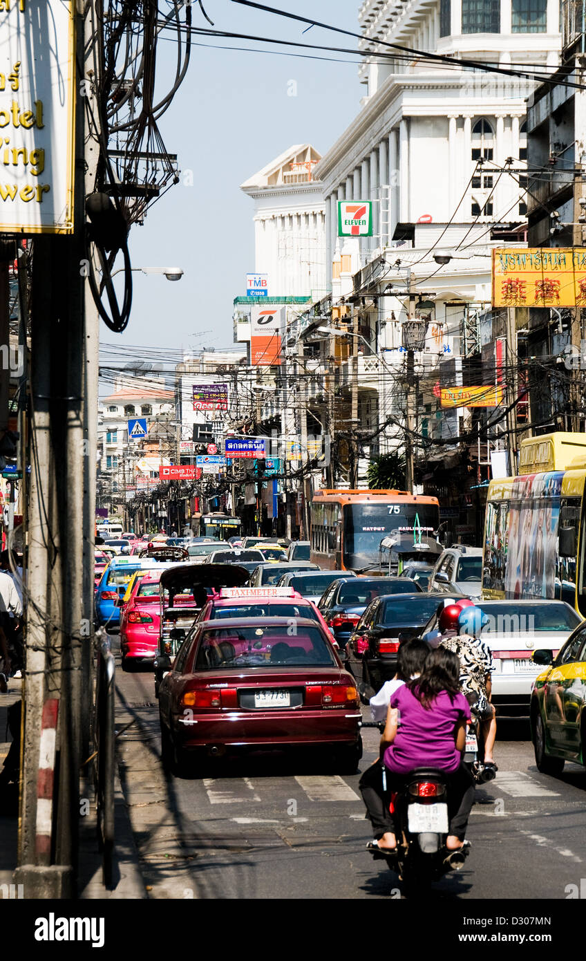 Rue de Bangkok, Thaïlande - le trafic dans la chaleur du jour Banque D'Images