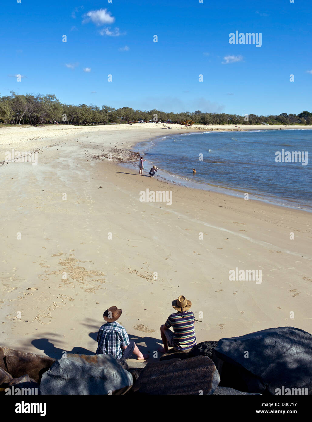 Sunshine Coast, Queensland, Australie - des gens assis sur la plage de Mooloolaba Banque D'Images