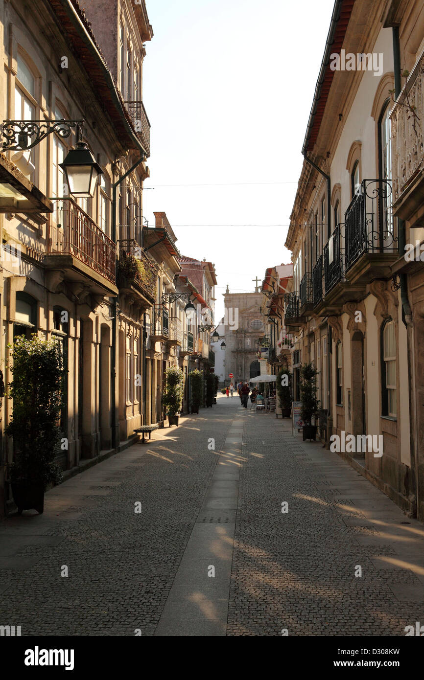 Rue piétonne, dans la vieille ville de Viana do Castelo, Portugal. Banque D'Images