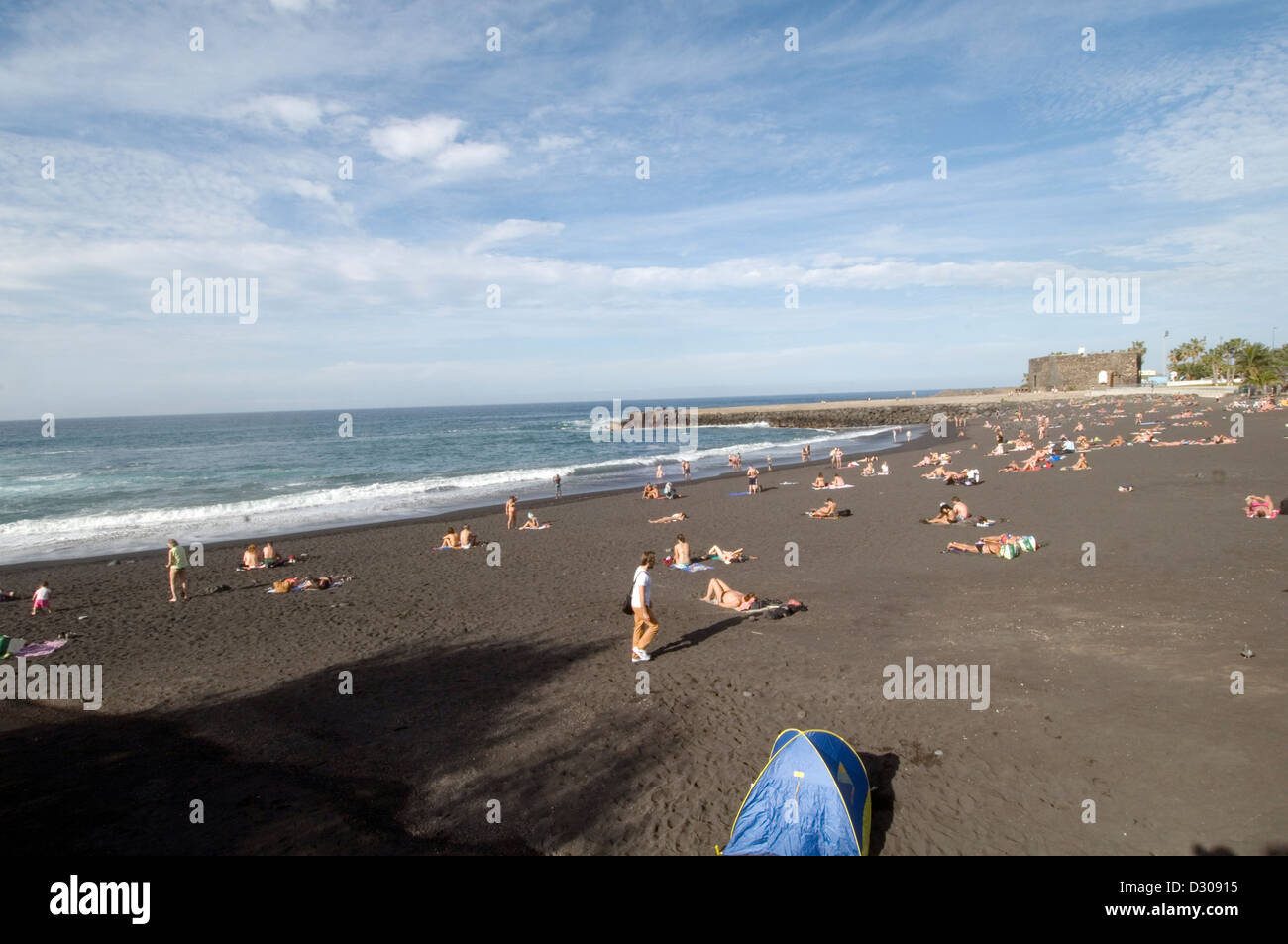 Puerto de la cruz tenerife plage plages de sable sable noir palmier arbres vacanciers vacanciers soleil soleil sunbather Banque D'Images