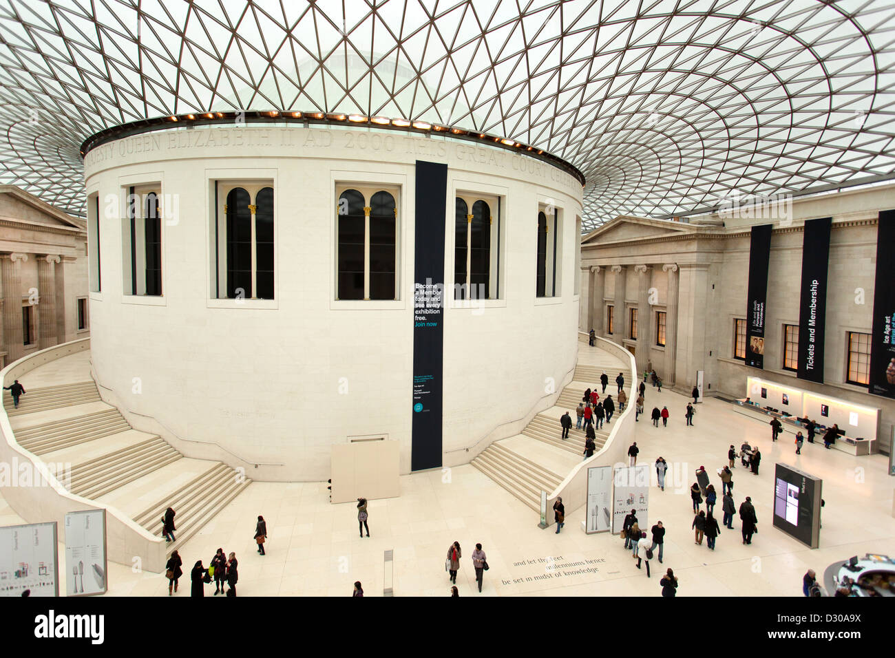 La Queen Elizabeth II Great Court du British Museum. La salle de lecture et un hall d'entrée. Banque D'Images