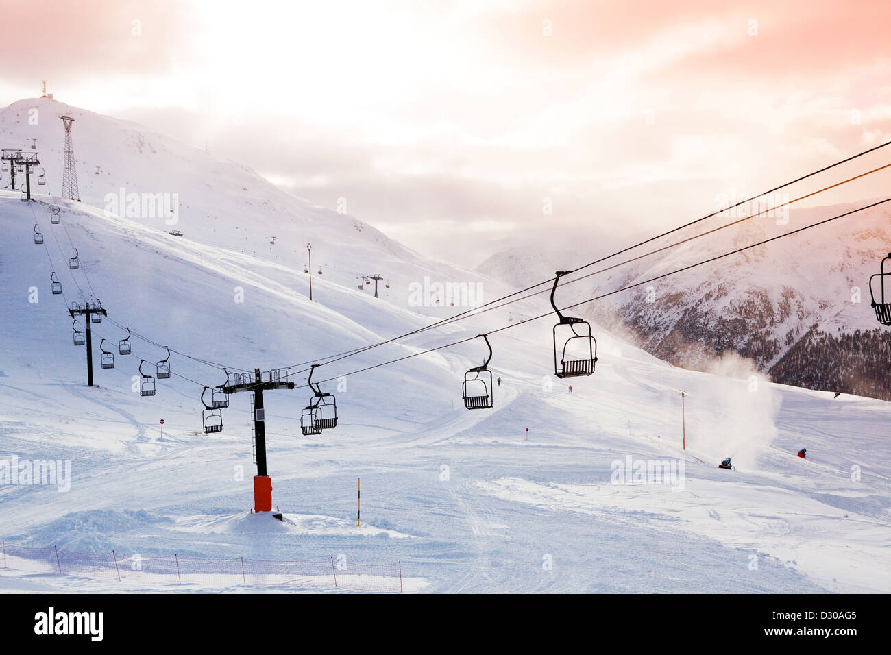 Panorama des montagnes d'hiver avec des pistes de ski et des remontées mécaniques sur un jour nuageux Banque D'Images