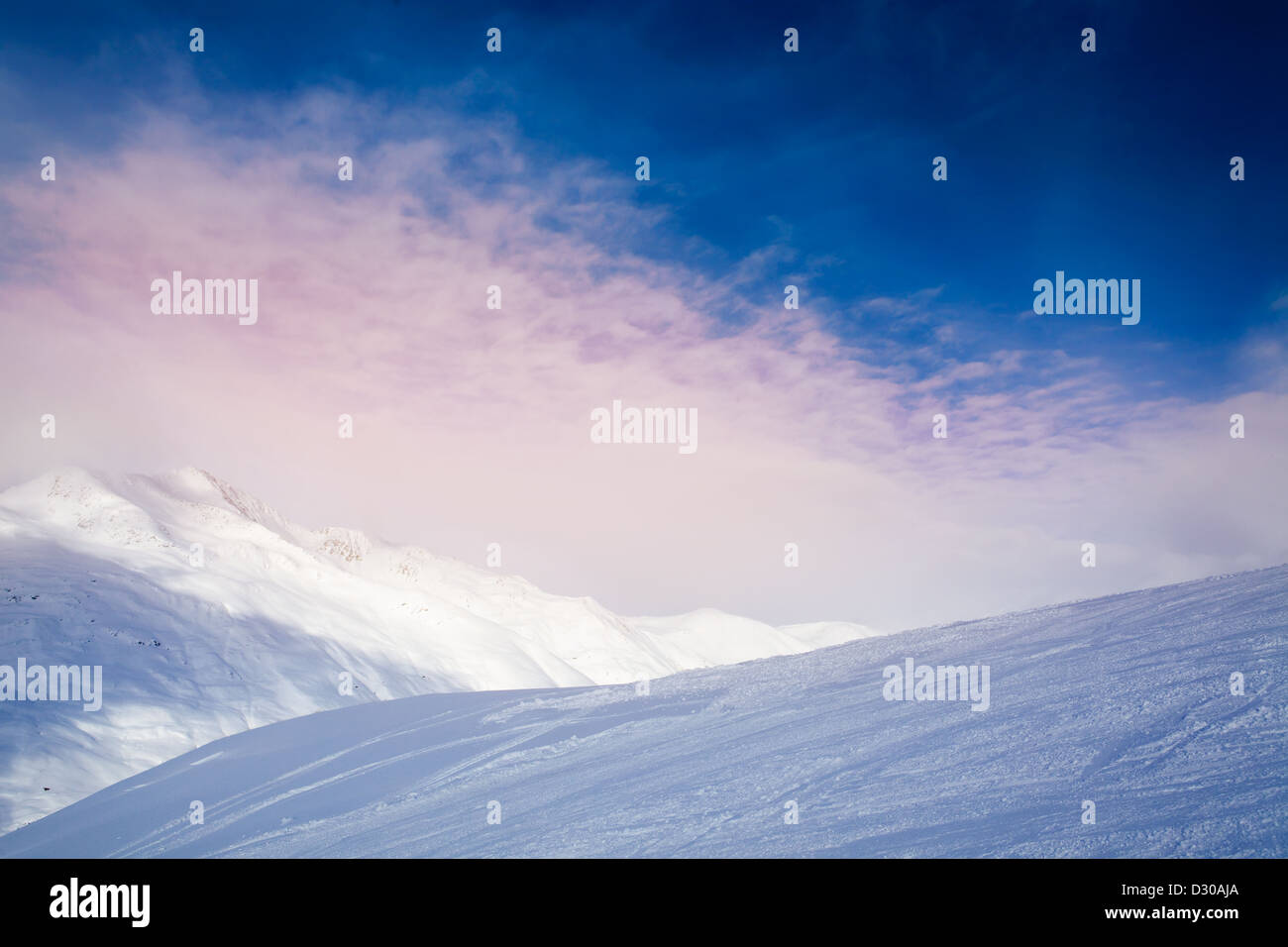 Panorama de l'aube sur les montagnes d'hiver Banque D'Images
