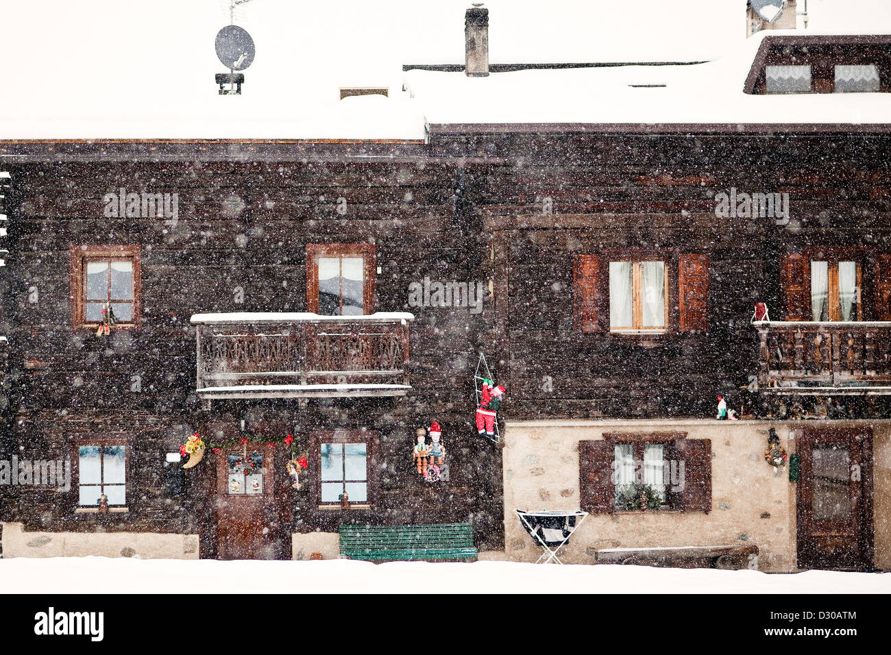 Il neige en face de la tradition façade de maison Banque D'Images