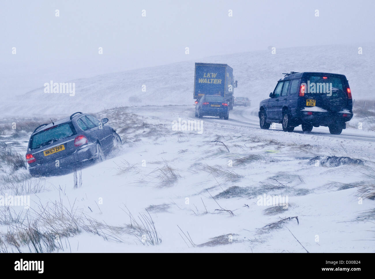 A537 Cat et Fiddle road entre Buxton et Macclesfield, fortes chutes de neige a causé un accident de voiture sur la route. Banque D'Images