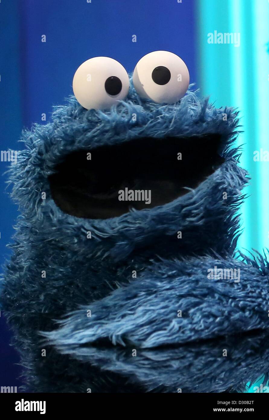 Hambourg, Allemagne. 5e février 2013. Le Cookie Monster est assis au piano dans les studios de 'Sesame Street' lors d'un photocall à Hambourg, Allemagne, 05 février 2013. Photo : CHRISTIAN CHARISIUS/dpa/Alamy Live News Banque D'Images