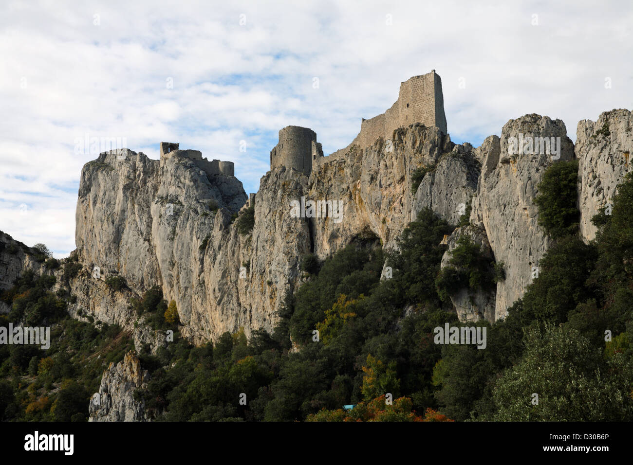 Peyrepertuse l'un des châteaux du Pays Cathare dans les Pyrénées à la frontière de la France et l'Espagne. Banque D'Images