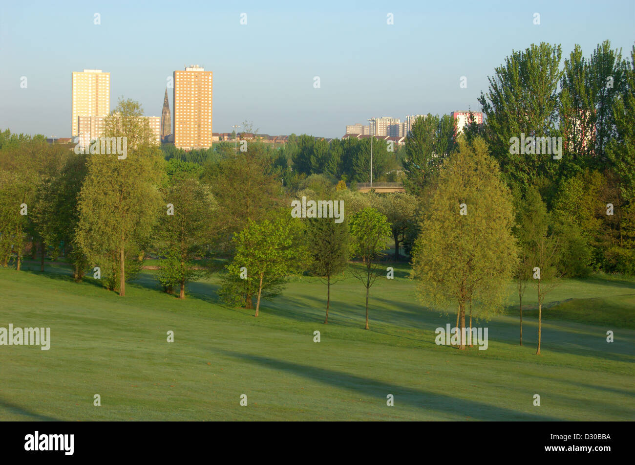 Tour de blocs à l'aube de l'Alexandra Park à Glasgow, Ecosse Banque D'Images