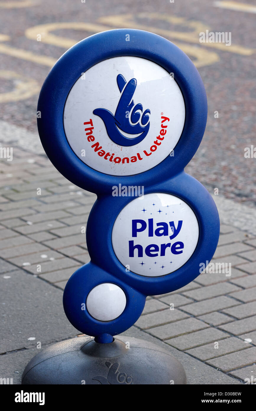 Uk national lottery jouer ici s'inscrire sur le trottoir à l'extérieur d'une boutique au Royaume-Uni Banque D'Images
