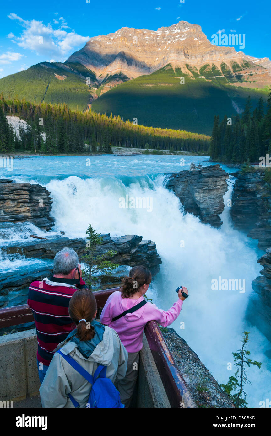 Les touristes aux chutes Athabasca, Jasper National Park, Alberta, Canada Banque D'Images